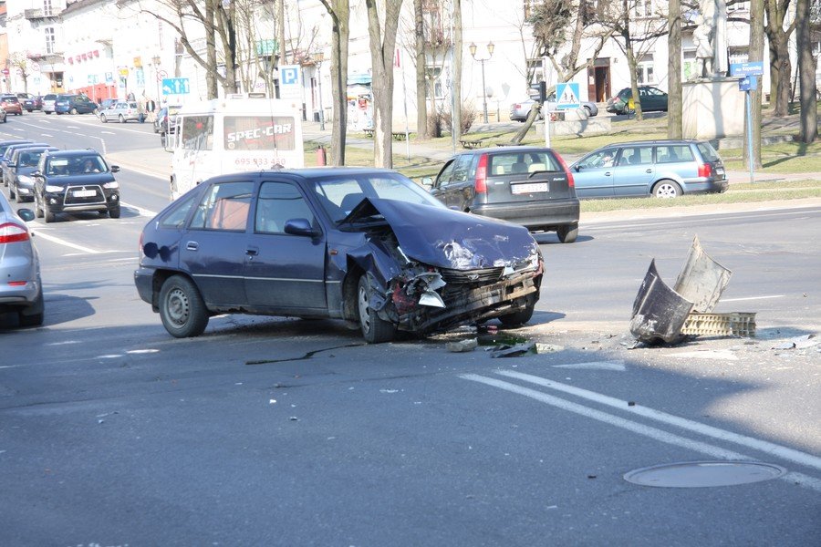 Zderzenie seata z daewoo na skrzyowaniu al. 3 Maja i Al. Kopernika