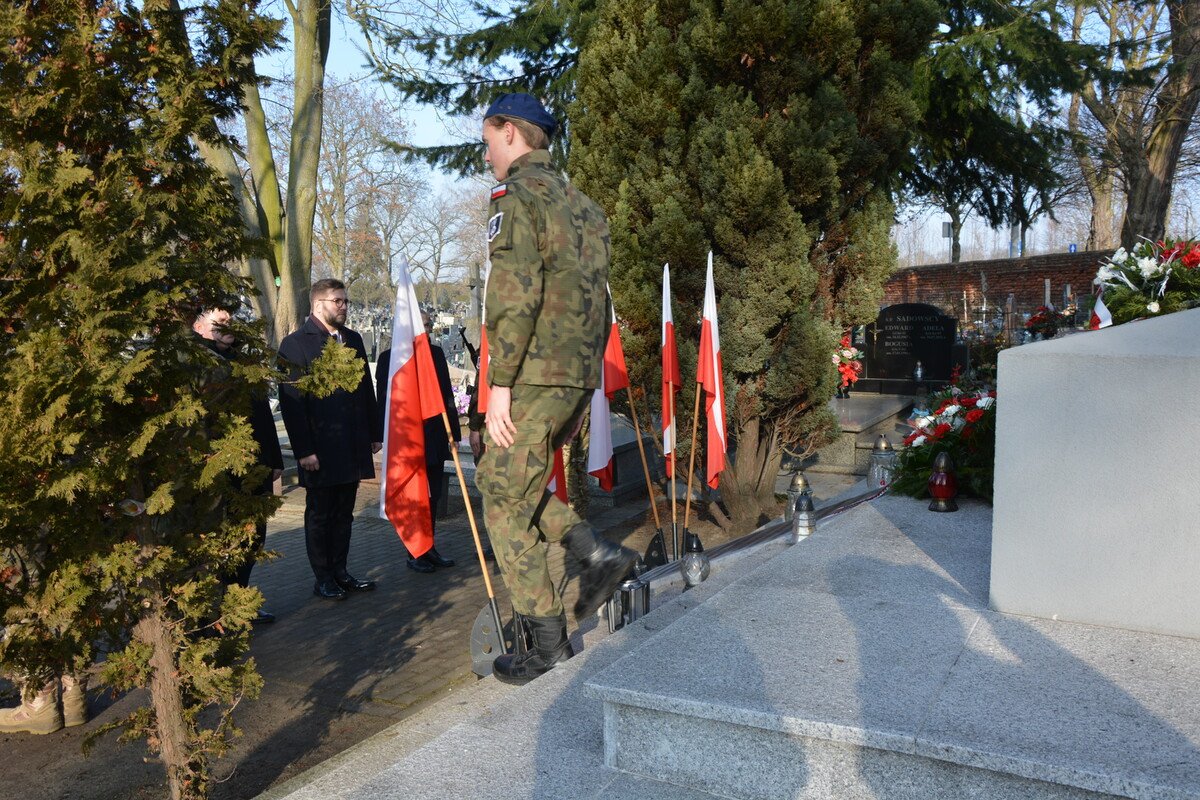 Prezydent Piotrkowa zoy kwiaty pod pomnikiem powstacw w 162 rocznice wybuchu