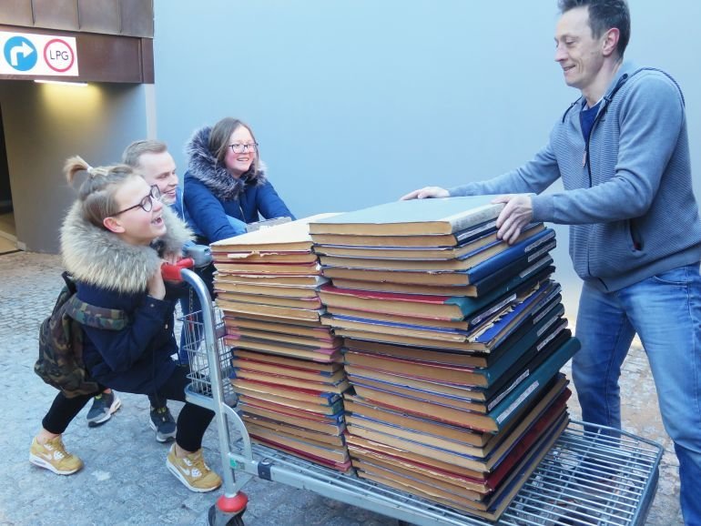 Trwa przeprowadzka biblioteki. Harcerze pomagaj przenosi ksigozbir