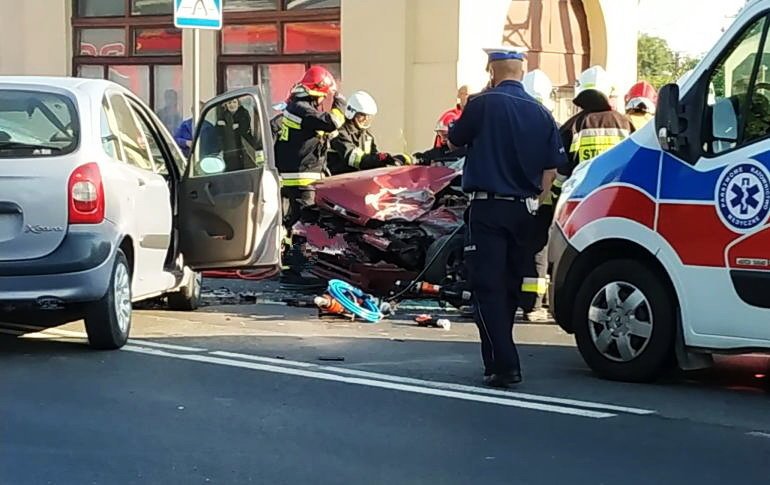 Wypadek na DK12. Kobieta zakleszczona w aucie