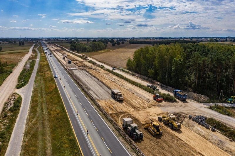 W Woli Krzysztoporskiej przejdziemy kadk nad A1