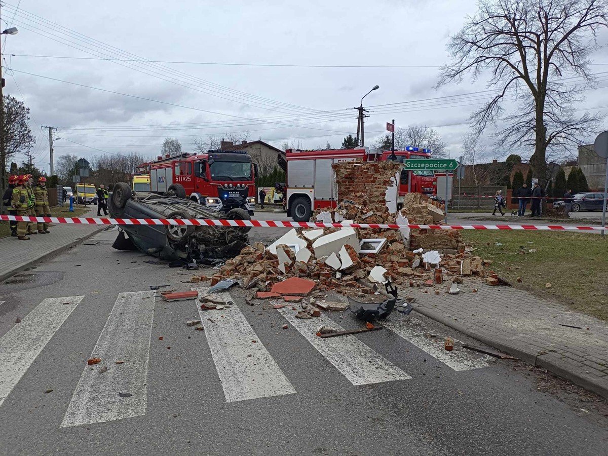 Wjecha w kapliczk i dachowa. Nietrzewy 25-latek przyzna si do kierowania