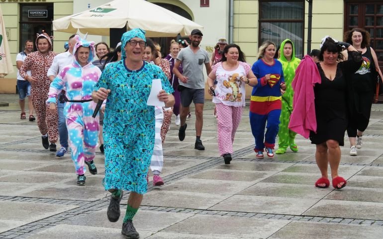 Pompki i przysiady w piamach. Widzialna Rka razem z #GaszynChallenge