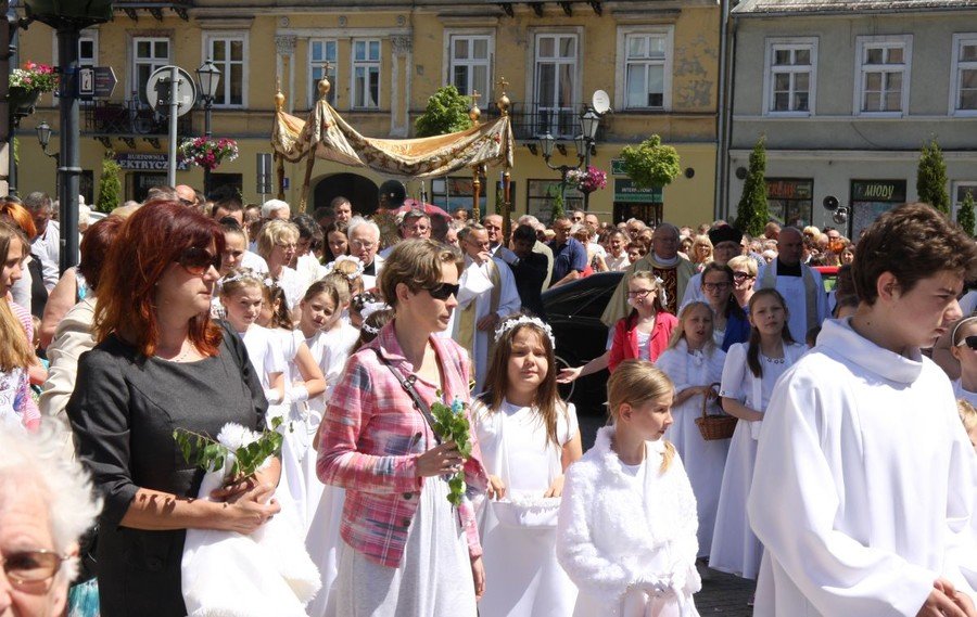 Boe Ciao w Piotrkowie. Procesja z kocioa farnego [ZDJCIA]