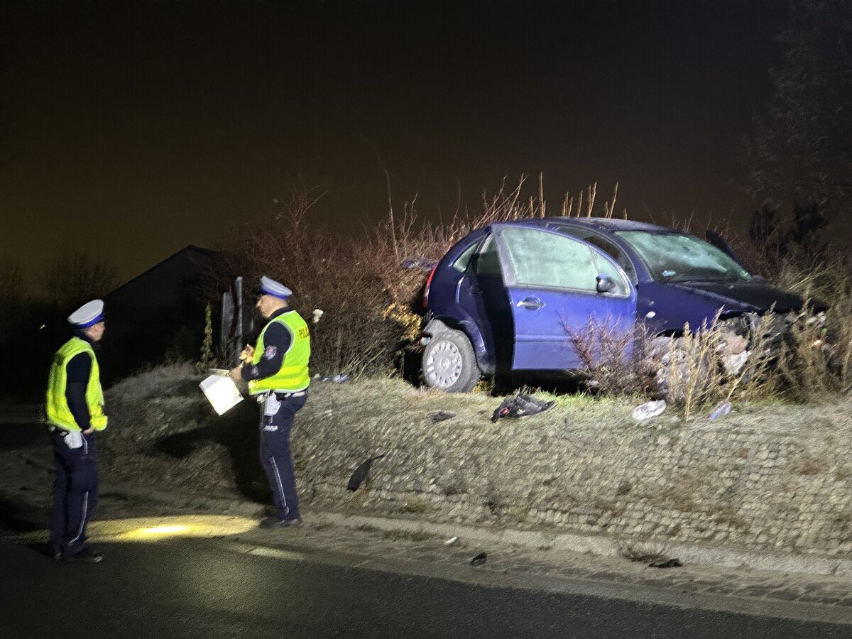 Wypadek na rondzie w Daszwce pod Piotrkowem. Za kierownic siedzia obcokrajowiec. Trafi do szpitala gdzie zostanie przebadany na zawarto substancji niedozwolonych