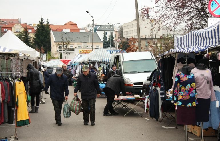 Mieszkacy zakadnikami handlujcych? Pieko na hali targowej