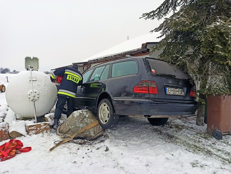 Kierowca mercedesa niemal staranowa zbiornik z gazem