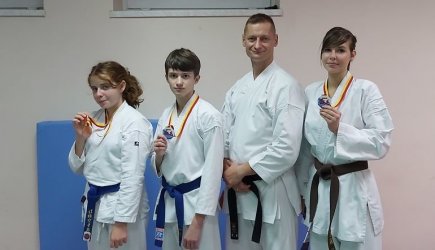 Modzi piotrkowscy karatecy z medalami