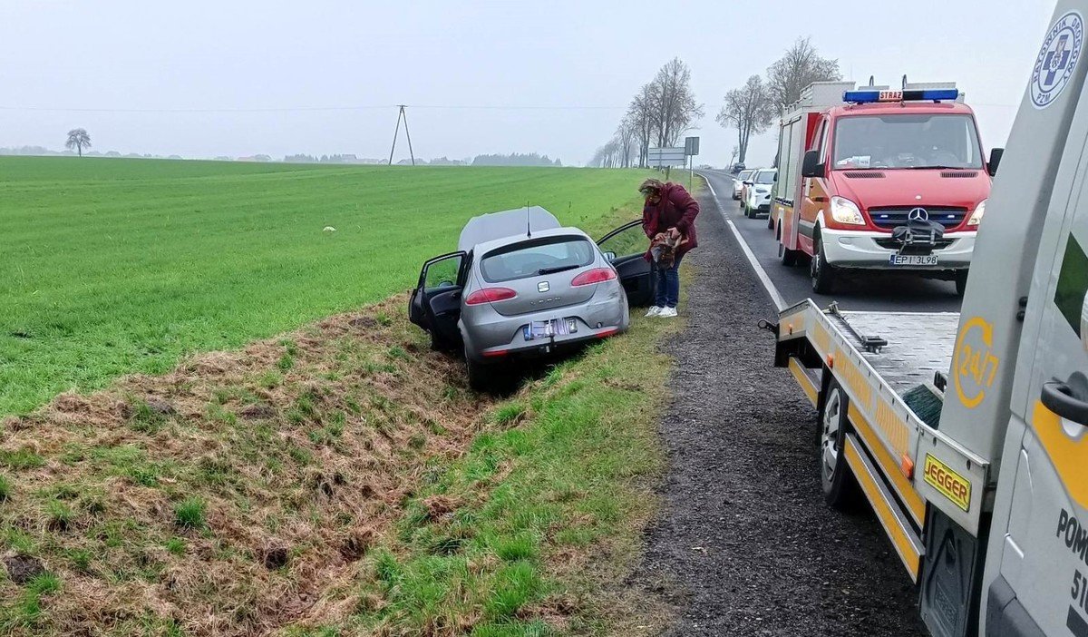 Zderzenie na DK91 pod Piotrkowem, samochd w rowie