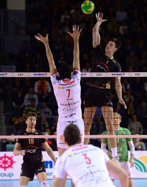 Skra Bechatw rozbia mistrza Woch