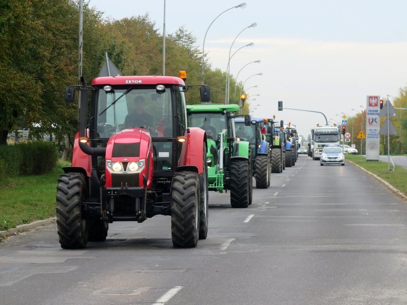 Taczki przed biurami poselskimi i spore utrudnienia w ruchu. Rolnicy znw protestowali