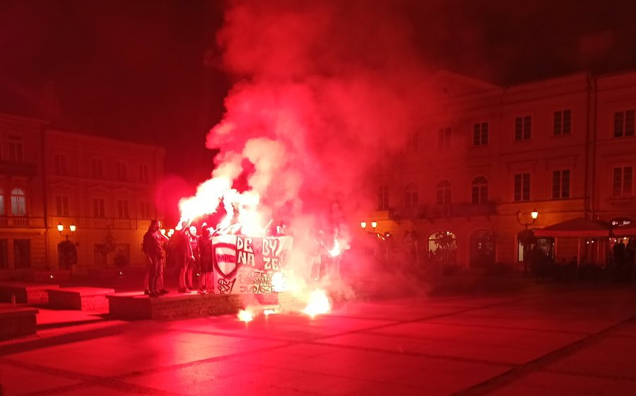 Odpalili race, wykrzykiwali wulgaryzmy. Co na to policja? [FILM]