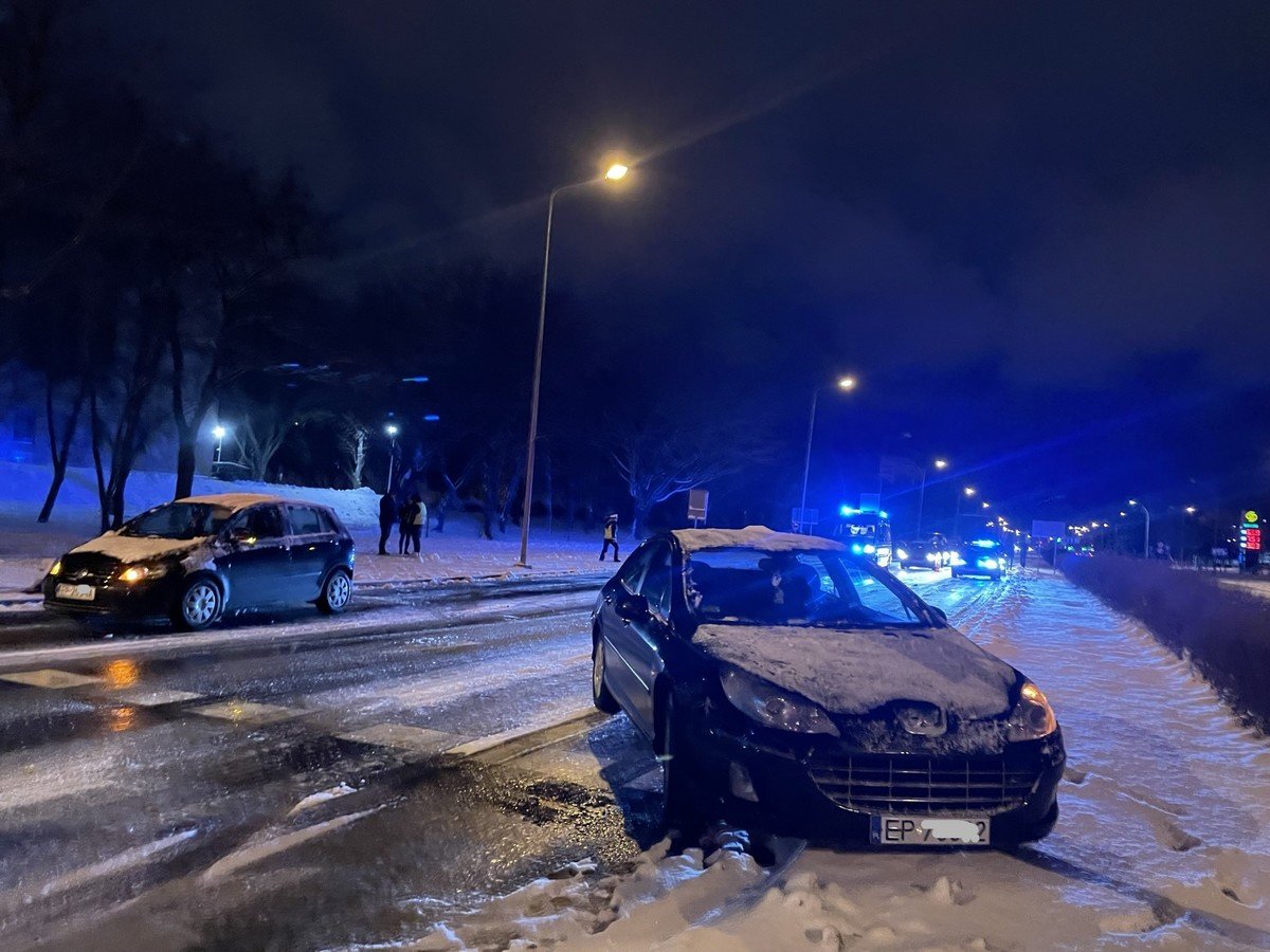 Bardzo lisko i niebezpiecznie w Piotrkowie. Liczne kolizje i utrudnienia