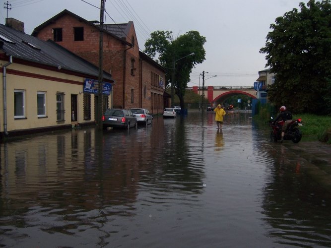 Burza: Zalane ulice, powalone drzewa