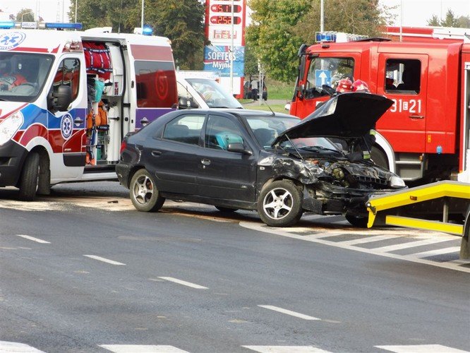 Grony wypadek na skrzyowaniu Al. Sikorskiego i ul. Kostromskiej