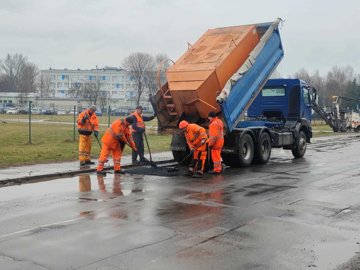 Utrudnienia na Wolborskiej. Ekipy ataj dziury