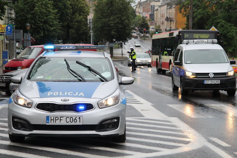 Nietrzewy motocyklista bez uprawnie spowodowa wypadek