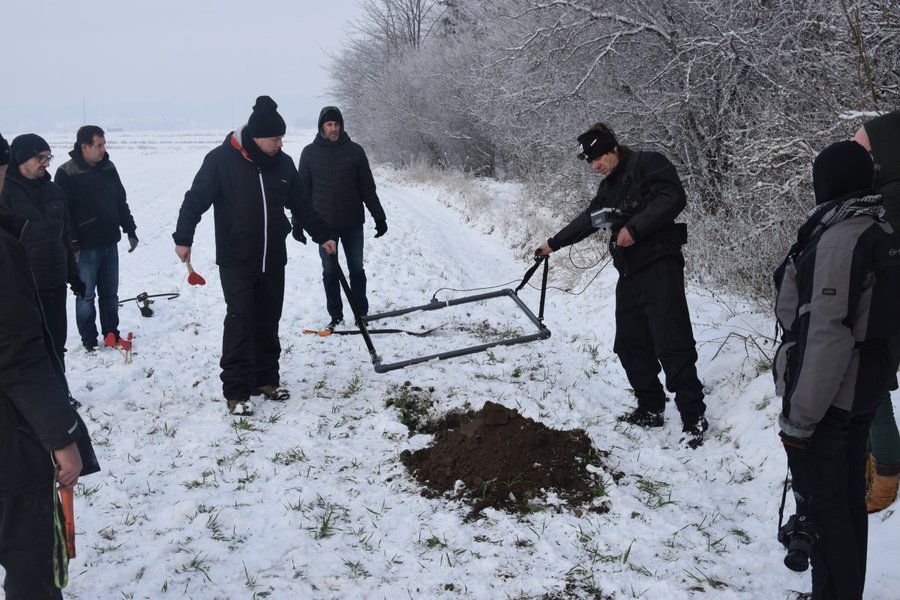 W Czarnocinie szukali popiersia Jzefa Pisudskiego