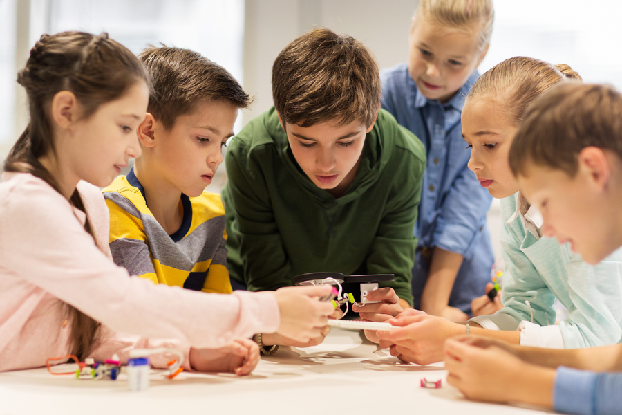 Jak wybiera zabawki edukacyjne? Pomysy na prezenty dla dzieci