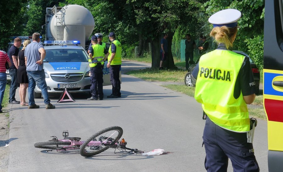 Zachowajcie ostrono na drogach! Grone zdarzenie z udziaem modej rowerzystki