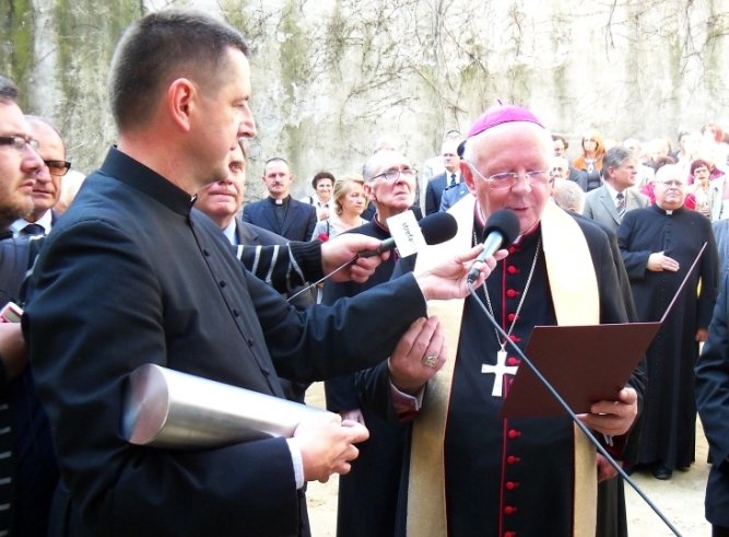 Na dziedzicu klasztornym wmurowali akt erekcyjny