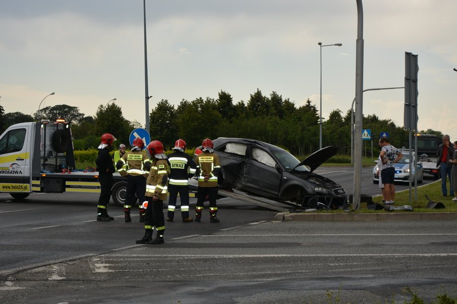 Stracia panowanie nad kierownic i uderzya w sygnalizacj