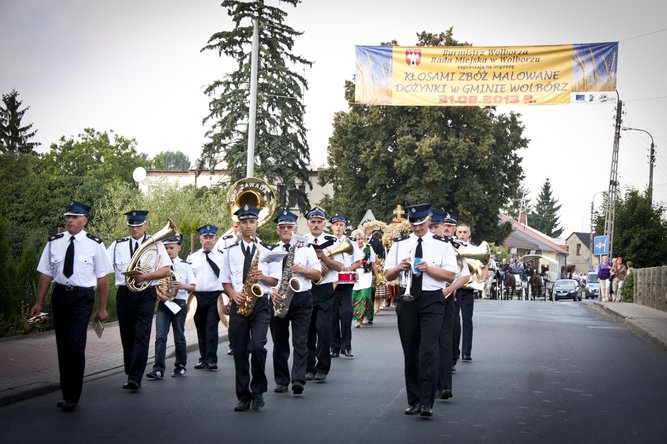 Pierwsze Doynki w Wolborzu kosami zb malowane