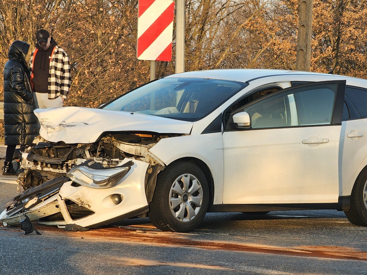 Zderzenie forda i mercedesa na dzkiej