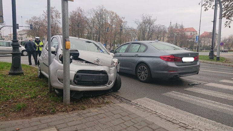 Wjecha na czerwonym wietle i doprowadzi do kolizji