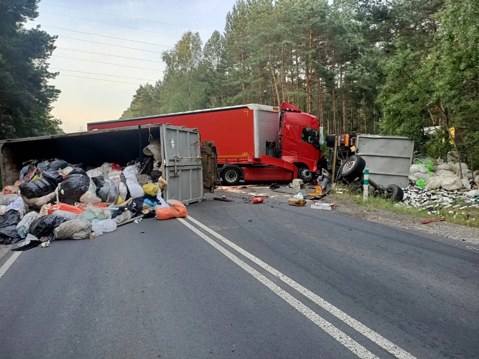 Zderzenie ciarwek. Cay adunek na drodze