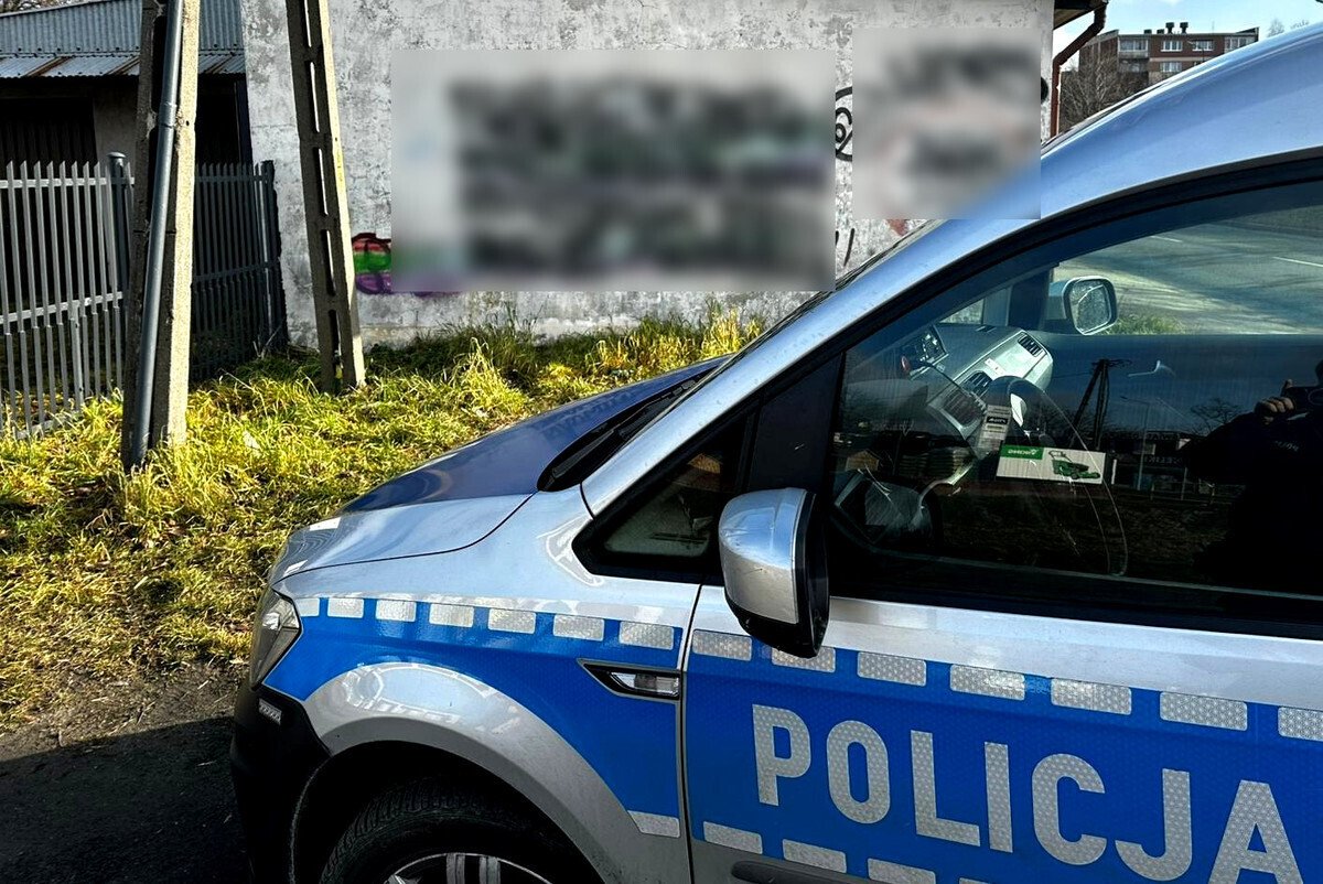 Malowali farbami w sprayu po elewacji. Zatrzymali ich policjanci