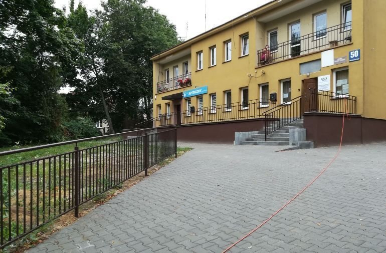 Parzniewice: Balustrada pomoe schorowanym