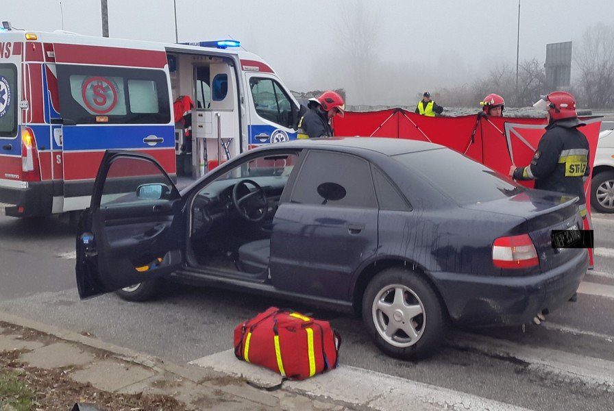 Kobieta zgina na przejciu dla pieszych