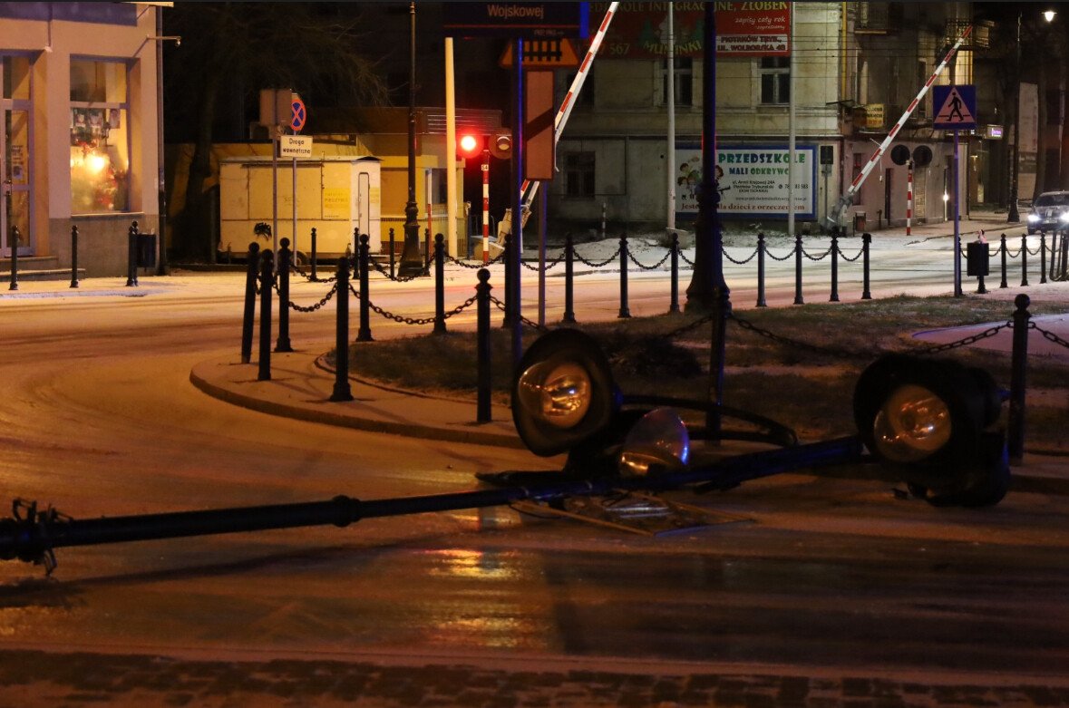 Wypadek na skrzyowaniu POW i Sowackiego w Piotrkowie. Audi stracio panowanie i uderzyo w latarnie, ktra przewrcia si na jezdni