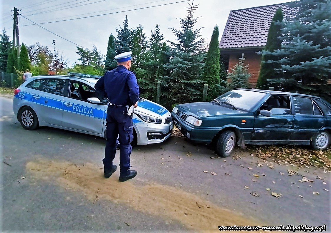 Pijany ucieka przed policj. Uderzy w radiowz... dwa razy