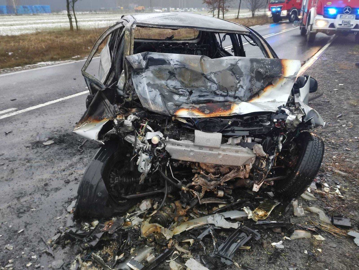 Zderzenie dwch samochodw na DK 12. Jedna osoba nie yje