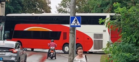 Olbrzymi pitrowy autobus zablokowa Wojska Polskiego – kierowca wykaza si rozwag