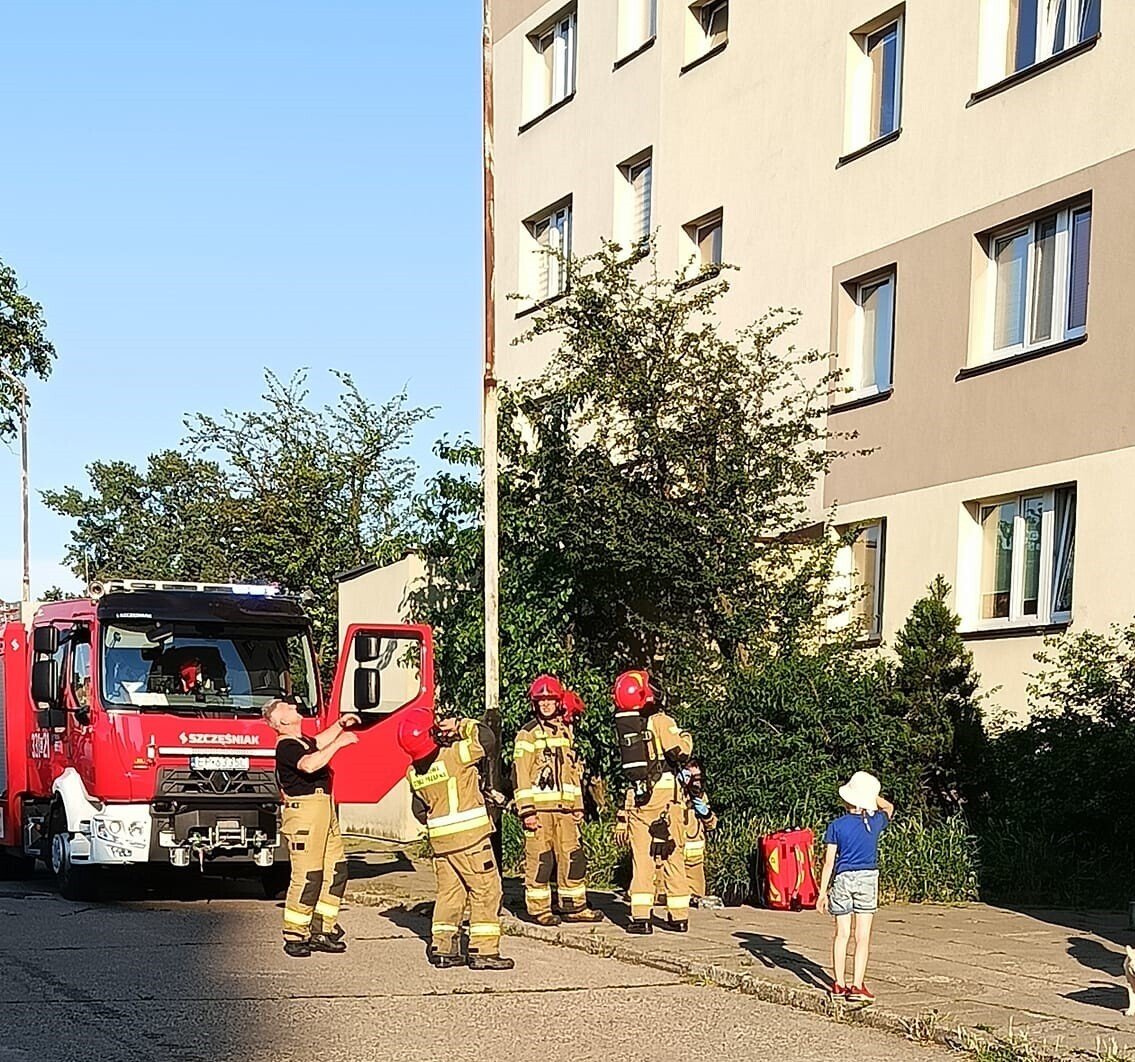 Ewakuacja mieszkacw jednego z wieowcw w Piotrkowie