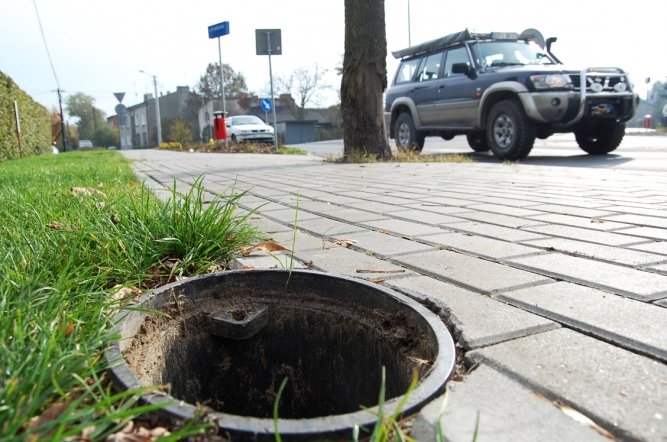 Dziura w chodniku cigle niezabezpieczona