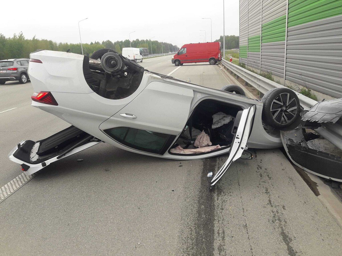 Wypadek na A1. Jeden z pojazdw dachowa. Ldowa LPR