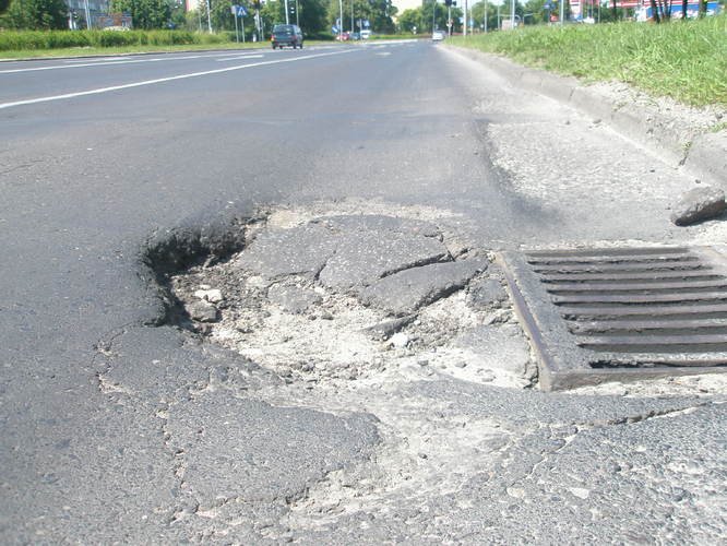 Dziury w drogach nadal dokuczaj mieszkacom 