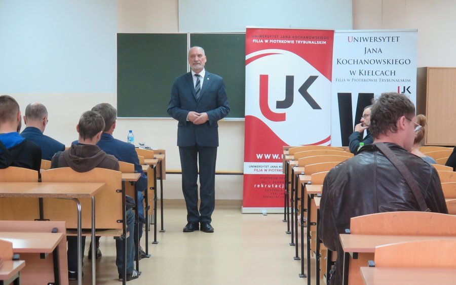 Byy minister obrony zachca studentw do wstpienia do Legii Akademickiej