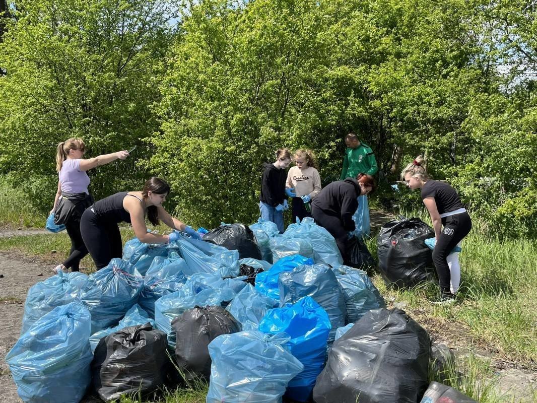 Modzi i doroli radni przysuyli si rodowisku