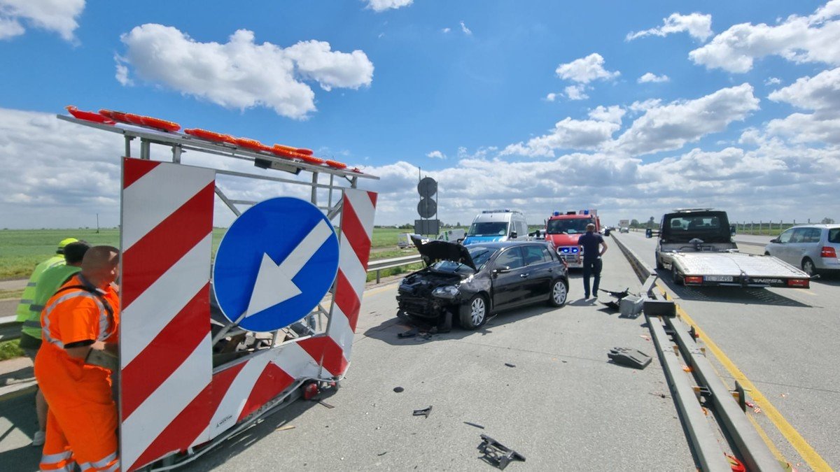 Osobwka uderzya w przyczepk na A1