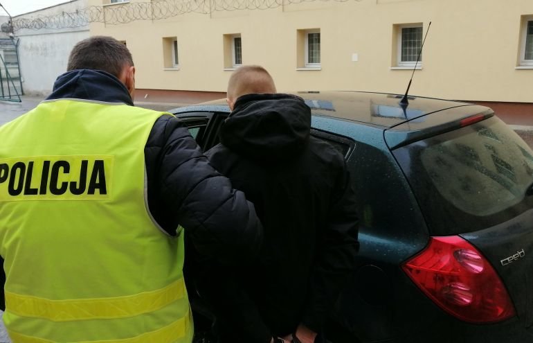 Wybija szyby, urywa lusterka, rysowa lakier. Nocna demolka na parkingu przy Wysokiej