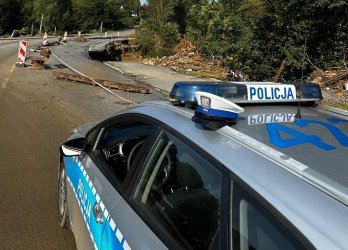 Piotrkowscy policjanci pomagaj w akcji ratowniczej na terenach objtych powodzi