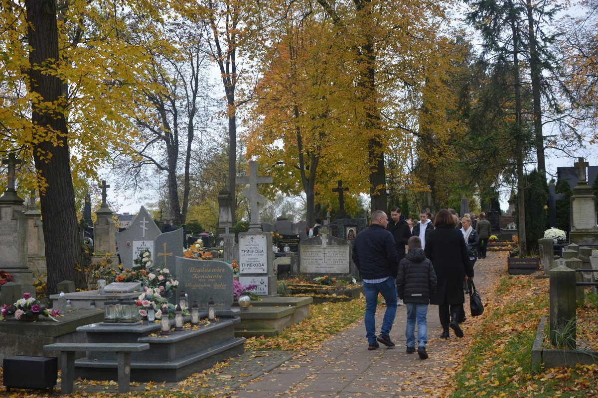 Z wizyt na grobach bliskich - fotorelacja