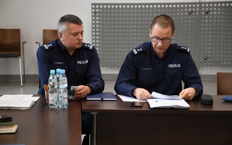 Policja posypuje gow popioem