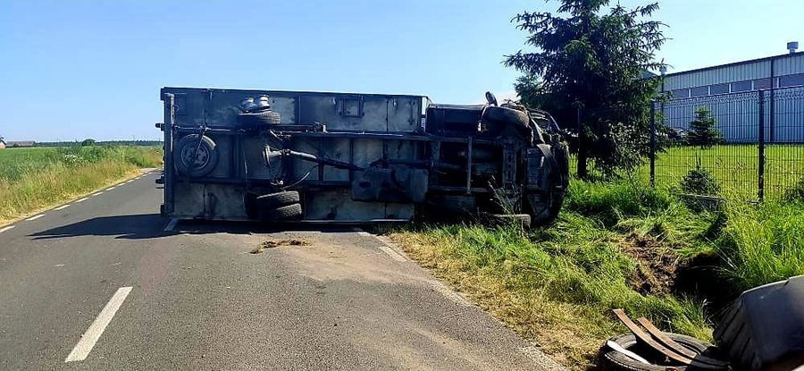 Dostawczak przewrci si na drodze