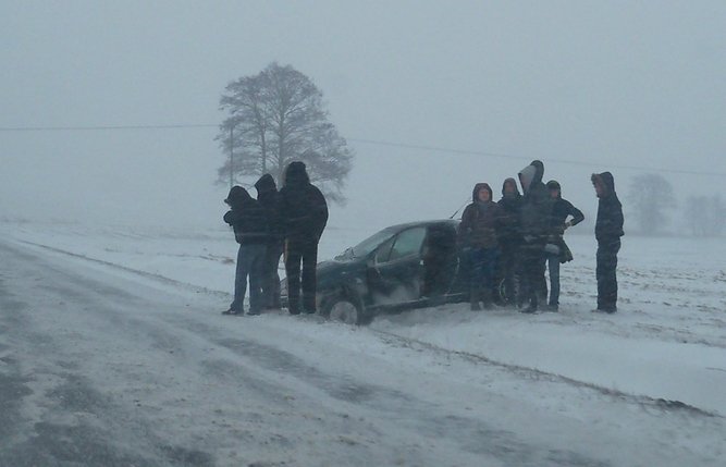 Obfite opady niegu - na drogach bardzo lisko